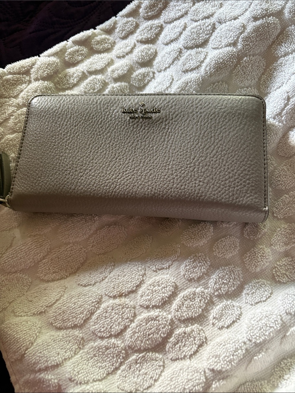kate spade Pebbled Zip Around Wallet in Light Gray